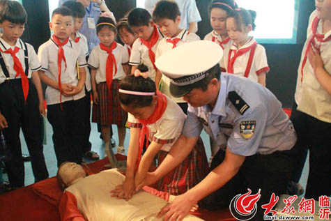 小學(xué)生走進(jìn)安全教育基地