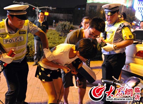 女子當街發(fā)飆咬特警撕扯記者