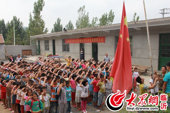 農(nóng)村小學(xué)開學(xué)愿望：想有平穩(wěn)的桌椅