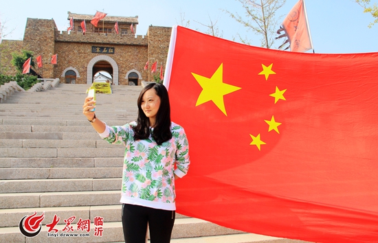 我和國旗合個影 我為中國來點贊