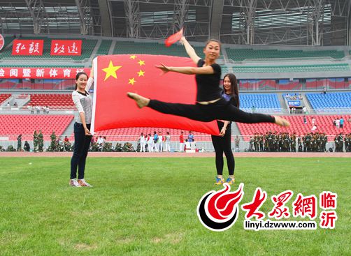 臨大學(xué)子一字馬與國(guó)旗合影 為中國(guó)點(diǎn)贊