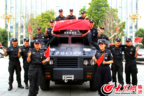 臨沂特警與國旗合影 為祖國送上最真摯祝福
