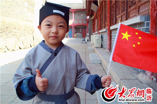 臨沂市民身著漢服 和國旗合影為中國點贊