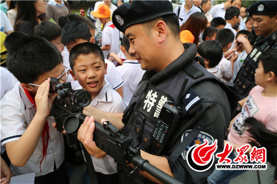 80名小學生在臨沂特警隊過別樣兒童節(jié)
