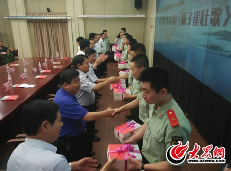 高明攜新作《淵子崖壯歌》贈(zèng)臨沂武警官兵