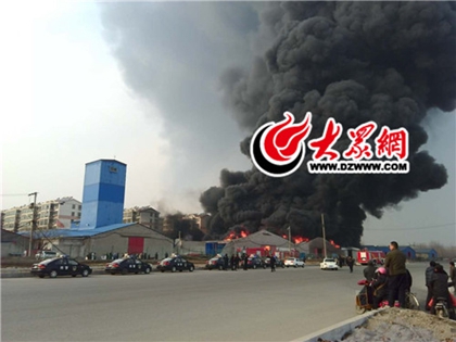 臨沂雙龍塑料廠突發(fā)大火 十幾輛消防車趕往救援