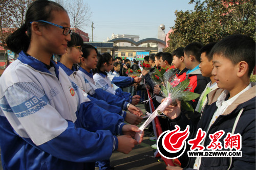 機(jī)器人亞錦賽義堂中學(xué)獲亞軍探秘