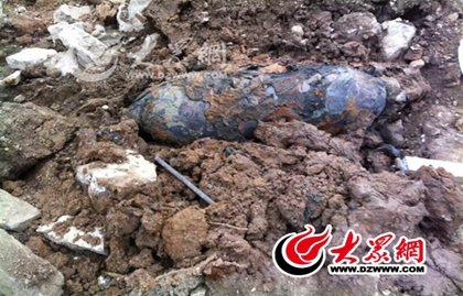 臨沂新東關工地挖出兩枚炸彈 1米多高疑為日軍投放