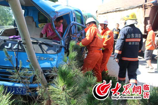 兩車(chē)相撞司機(jī)被困駕駛室