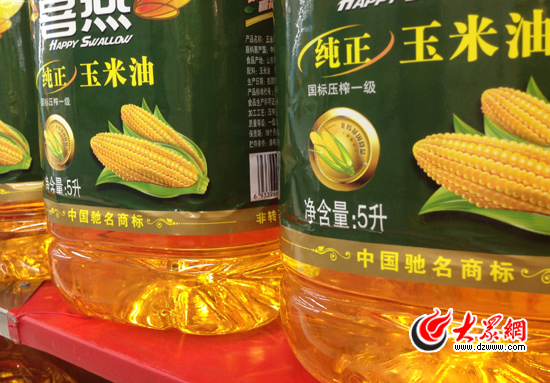 某品牌食用油也在其包裝上打出馳名商標的宣傳語。
