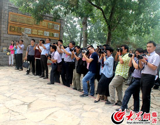 “追尋歷史影像?重走復(fù)興之路”活動現(xiàn)場部分?jǐn)z影家，攝影愛好者
