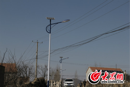 7、太陽(yáng)能電板路燈,為村民走夜路帶來(lái)了光明。_meitu_7