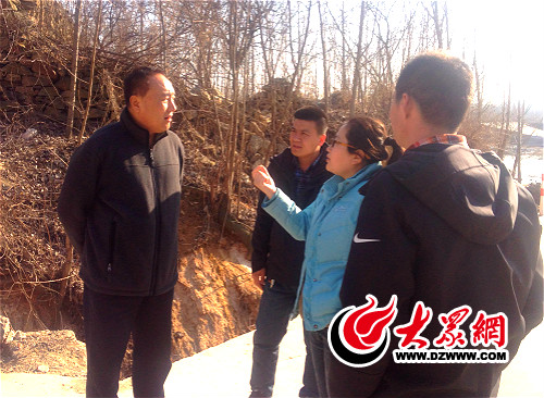 10、豐德玉(左一)和豐陽(yáng)鎮(zhèn)組織委員于婭(右二)一起,商議大豐陽(yáng)村下一步發(fā)展計(jì)劃。_meitu_10