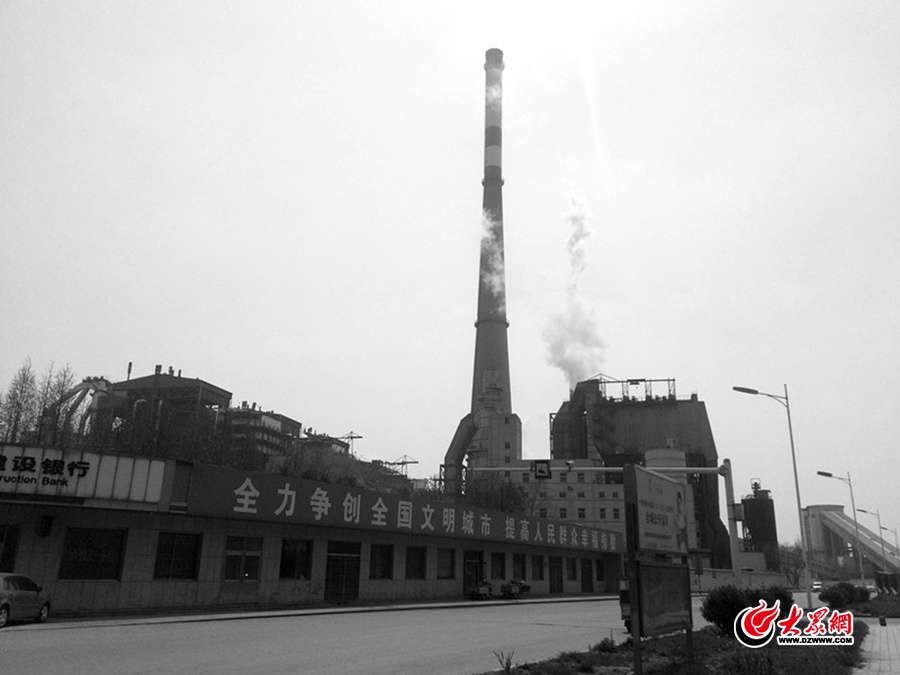 3“電廠建成后這里才發(fā)生了天翻地覆的變化，一根根高高聳立的煙囪是時間變遷的見證者，它們生、它們在、它們滅，都是時代的變化?！睏钕壬f。.JPG