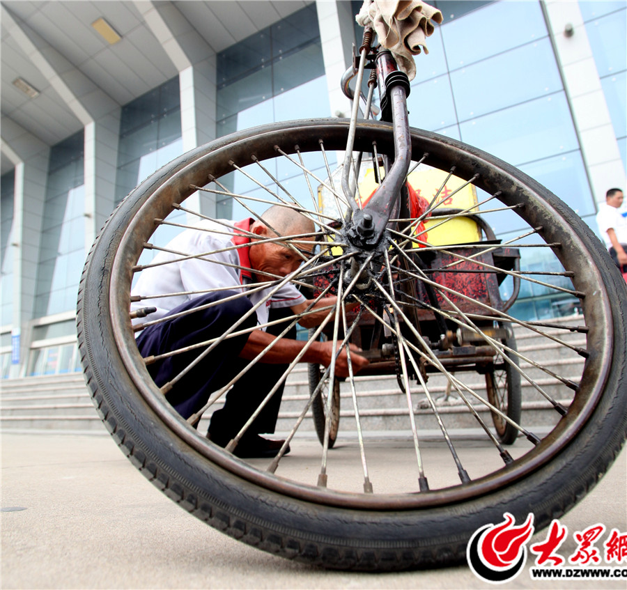 (7)孫師傅修理著自己的垃圾清理車，這兩“戰(zhàn)車”已經(jīng)陪伴老孫很多年。.jpg