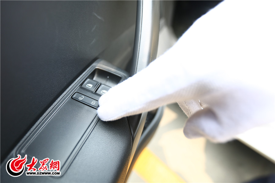 （4）大部分車型駕駛室旁邊有開鎖按鈕，家長可根據(jù)自家車型訓練孩子自行開鎖。(大眾網(wǎng)記者 滿健).jpg