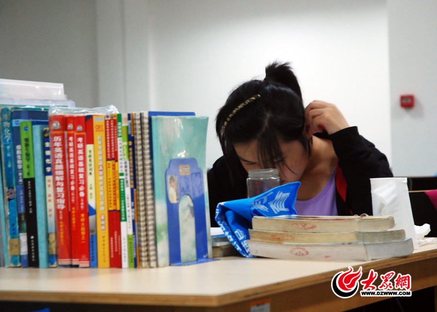 1.4日上午，在臨沂大學(xué)圖書館，一位考研學(xué)生正埋頭解題。.jpg