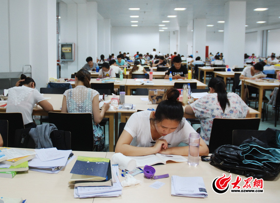 2.在臨沂大學(xué)圖書館，考研大軍為躲避酷暑，紛紛來到偌大的圖書館自習(xí)室安靜復(fù)習(xí)。.jpg