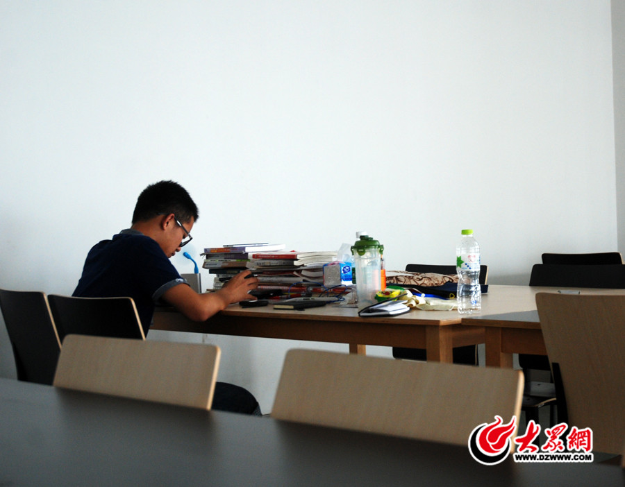 3.臨近中午在其他學(xué)生紛紛前去就餐的時候，來自福建的準(zhǔn)大三學(xué)生薛鵬程仍舊安靜的學(xué)習(xí)。.jpg