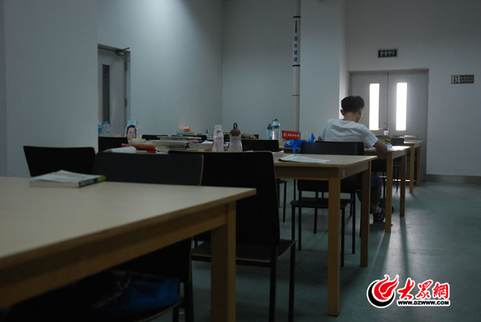4-1.與薛鵬程一樣，部分考研學(xué)生錯開食堂就餐的擁擠，在自習(xí)室獨享那份安靜。.jpg