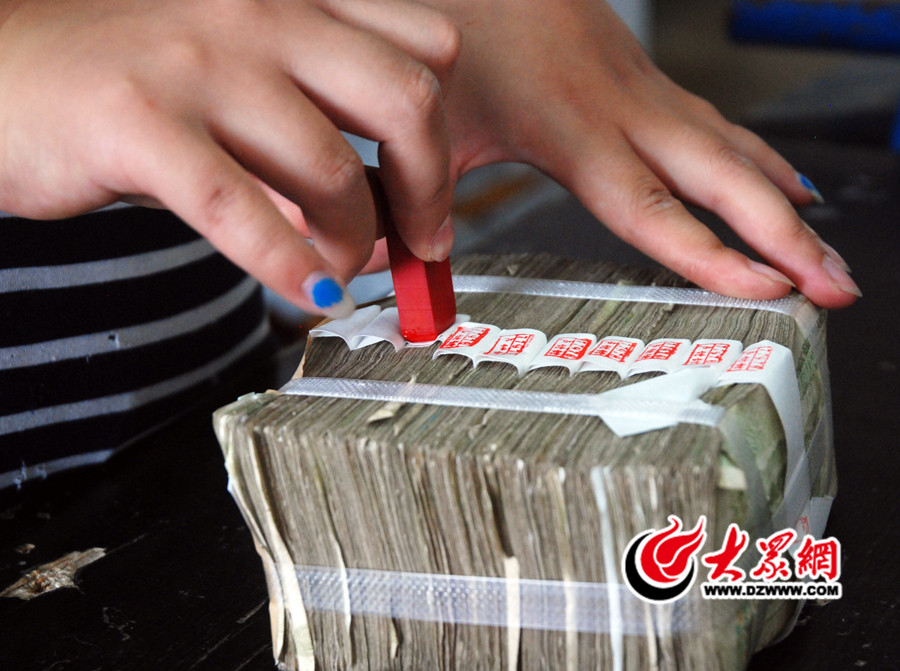 捆綁之后分類，將需要送交銀行回收的紙幣蓋戳加印，核算登記。.jpg