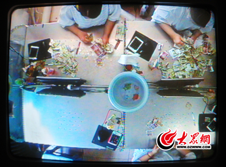 在點鈔中心，點鈔員正忙著分類清點零鈔。 (2).jpg