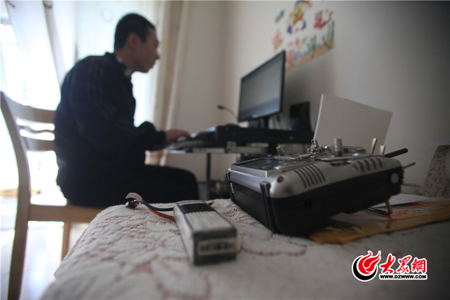 7、在制作的過程中，周云剛不知道摔壞了多少架飛機(jī)，但是失敗沒有讓周云剛放棄，通過不斷的查閱資料，咨詢專家和惡補(bǔ)專業(yè)知識(shí)，在13年秋天，周云剛制作的飛機(jī)模型第一次起飛成功。.jpg