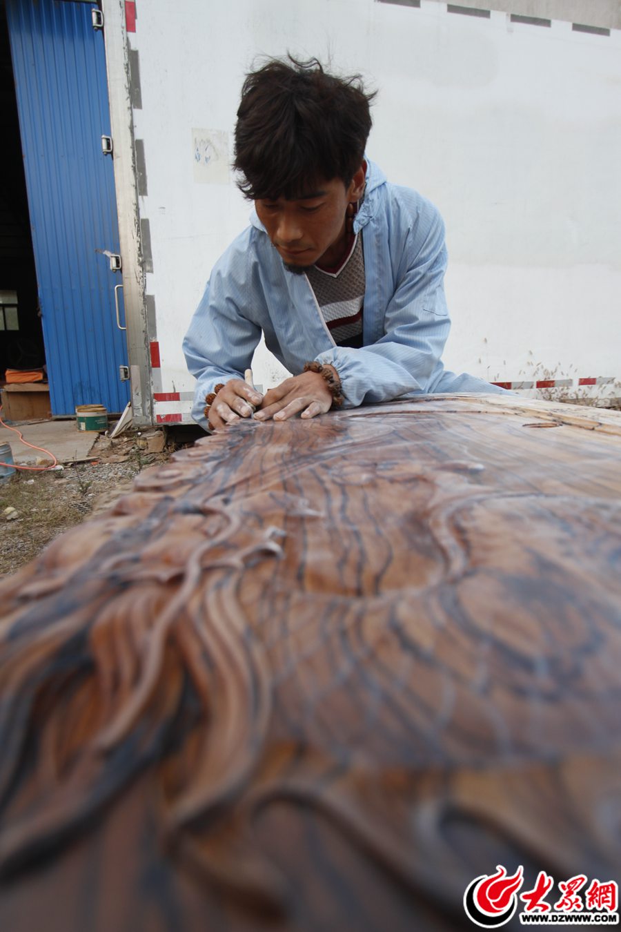 7、作品成型后，還要經(jīng)過細細的打磨和修整。.jpg
