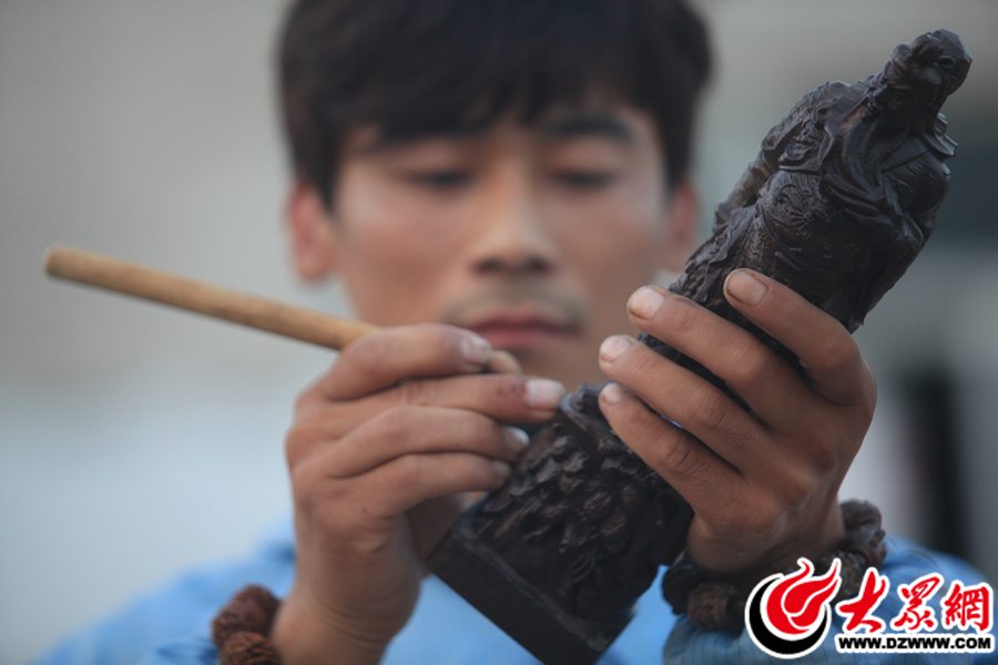 10、用一塊塊做茶盤剩下的廢舊木料或是撿來的廢木做成了一件件精美的木雕藝術品。就連廢舊樹根，在他的精工雕琢下也成為價值連城的藝術根雕。.jpg