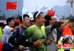1報名參賽的市民，在穿著上各自創(chuàng)新起來，蜘蛛俠、綠巨人、超人，頭頂兔耳朵，著實任性了一把。.JPG