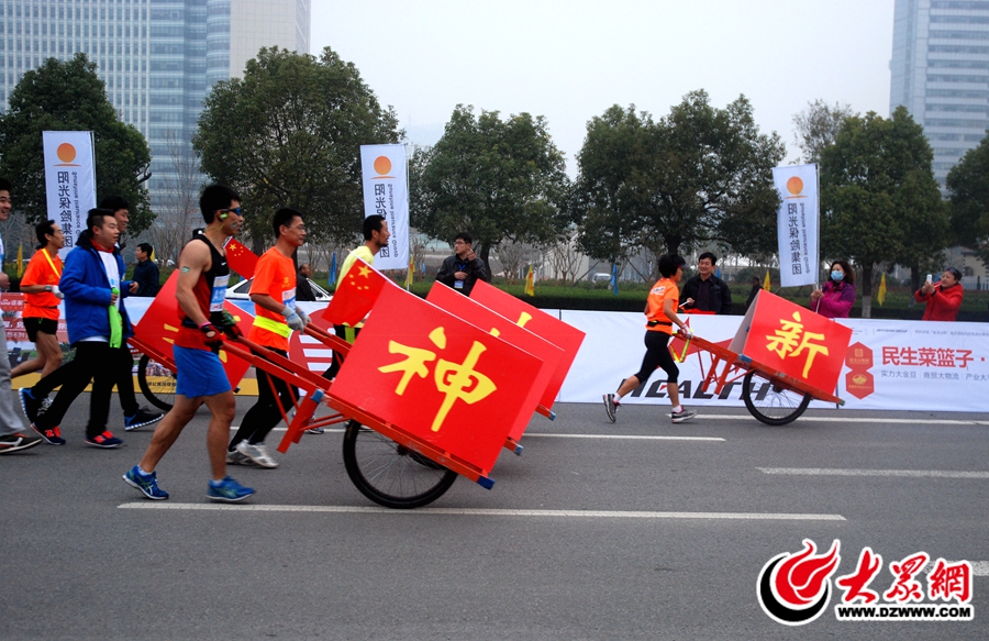 3在本次臨沂國際馬拉松比賽中，具有沂蒙元素的小推車參與其中。.JPG