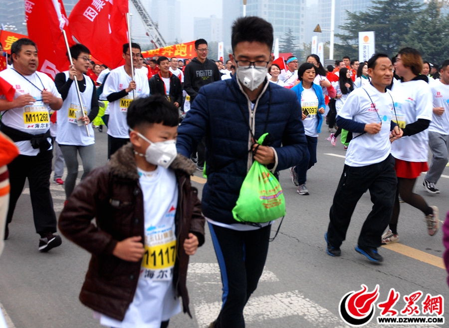 5在馬拉松隊伍中，一位父親和孩子或出于個性或因為清晨陰霾的天氣，一起“武裝”起來參加馬拉松。.JPG